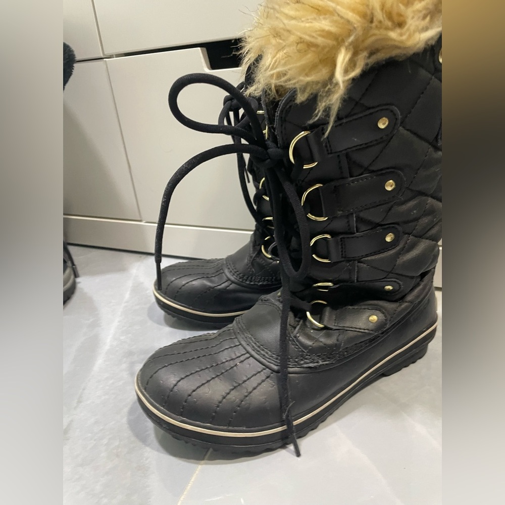SOREL black snow boots size 8.5